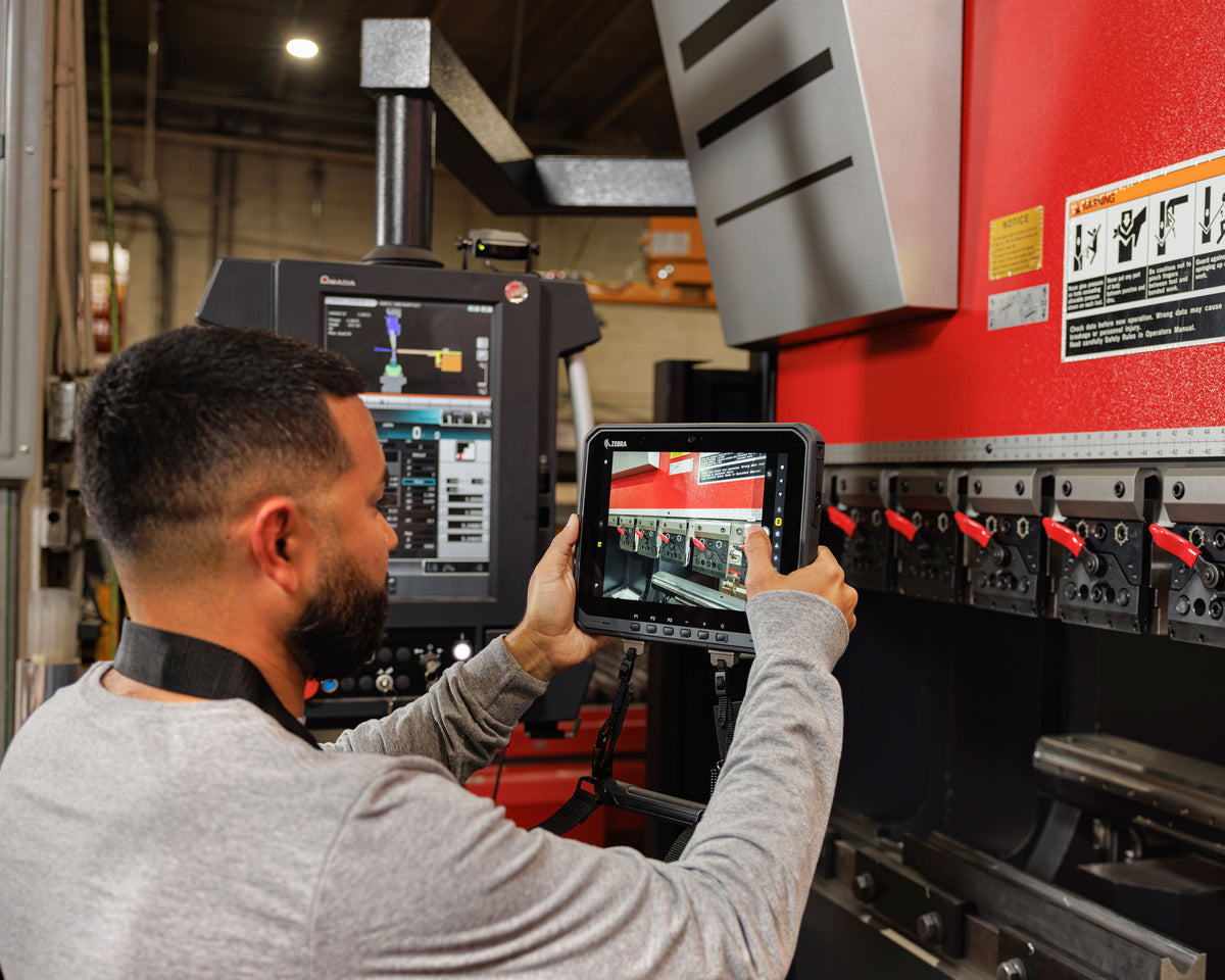 Zebra ET60 rugged tablet, Android (GMS), SE55 advanced range scanner, Wi-Fi only (ET60AW-0SQAGSK0C0-NA) – in use in manufacturing