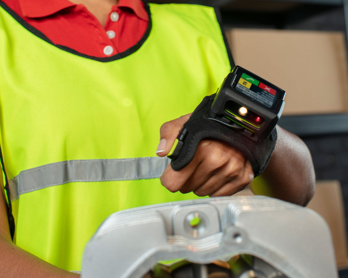 Zebra WS50 wearable computer, back of hand (WS5001-0B2J3020EA6) – in use